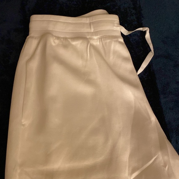 I’m selling this set of new white pant&sweater - Picture 14 of 16